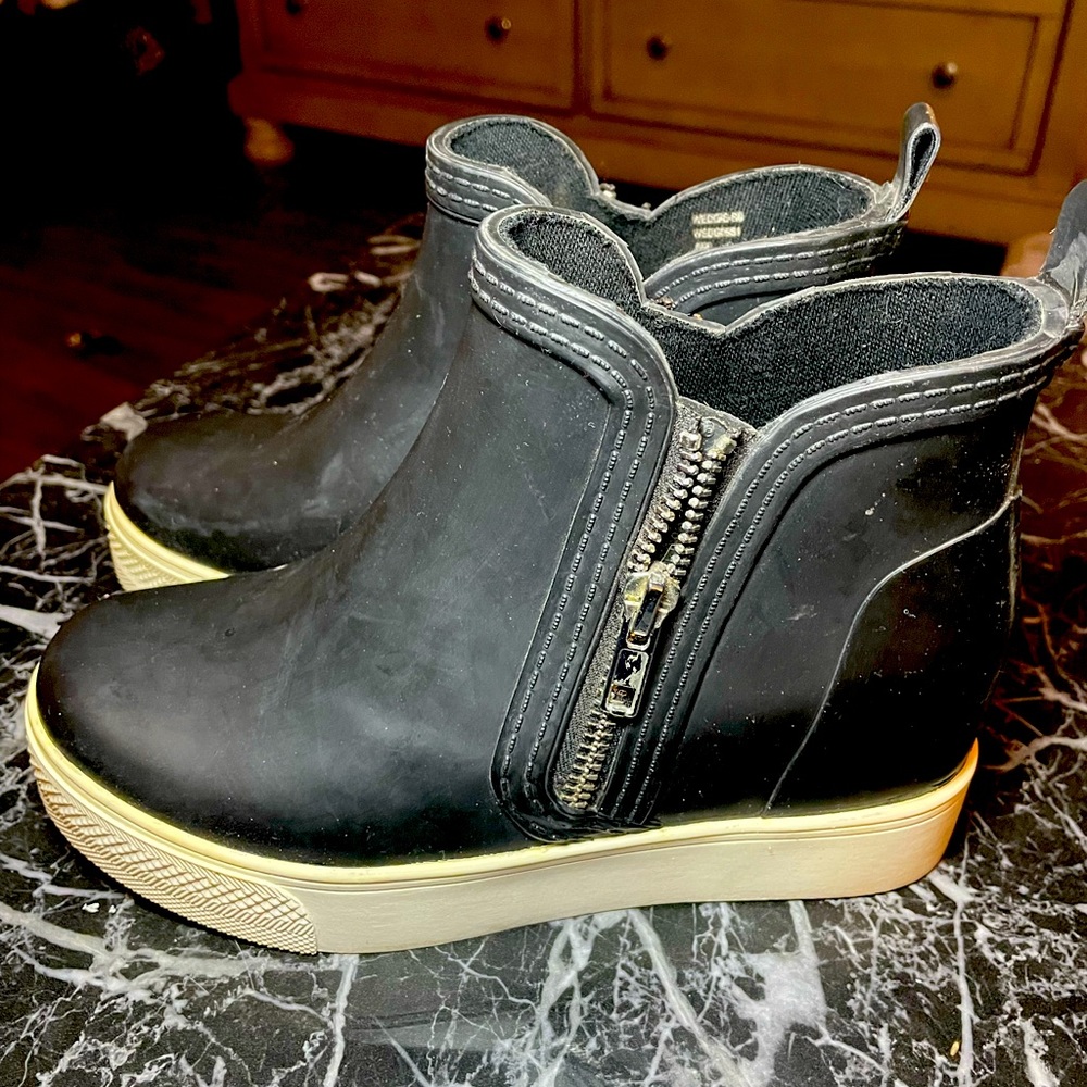 Steve Madden platform heeled booties. Size 5. Never worn